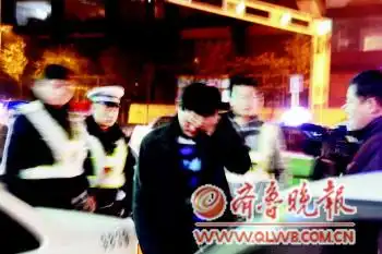 酒驾男心虚狂飙欲逃跑多辆警车闹市追截
