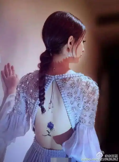 无论外界如何评价,她还如她后背那朵蓝色妖姬一般灿烂盛放
