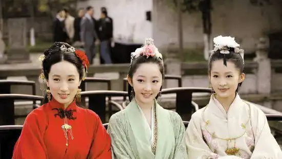 新红楼梦四女08年旧照被修复,大幂幂青涩单纯,成颜值担当
