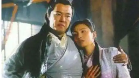 张铁林在倚天屠龙记里舌吻陶虹,他为何要这么做,是假戏真做还是
