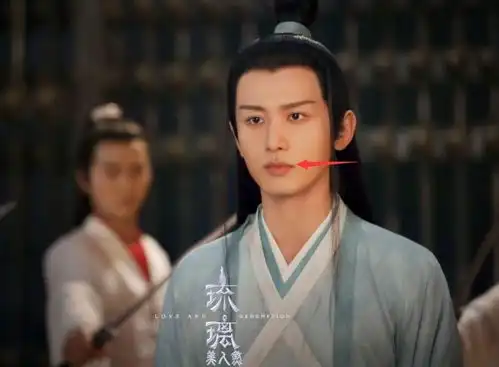 同样的仙侠风高马尾造型,杨洋风度翩翩,成毅惜败在嘴巴上