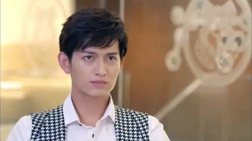 大巍跑来找爸爸,想问清楚他妈妈的事,爸爸却总是含含糊糊敷衍他
