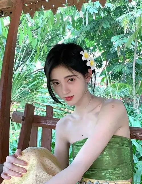 鞠婧祎扮嫩真有一套,穿着少数民族的服饰,像丛林精灵一样