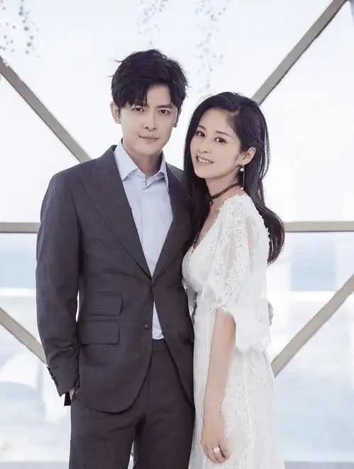 颖儿夫妇为女儿庆生3岁小月亮穿红裙太可爱,正面照神似付辛博