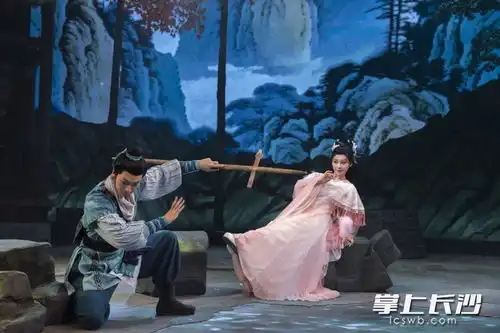 花鼓戏也吊威亚沉浸式幻境秀新刘海砍樵来了
