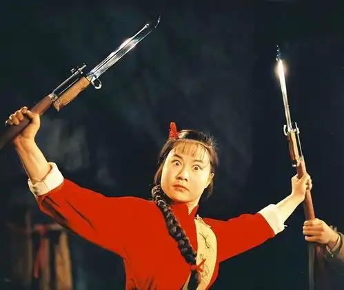 吃里扒外,永不回国她带领30名演员选择留美,如今垂垂老矣回来
