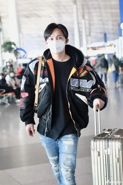 尹正现身机场自推行李穿夹克配破洞牛仔裤潮范十足