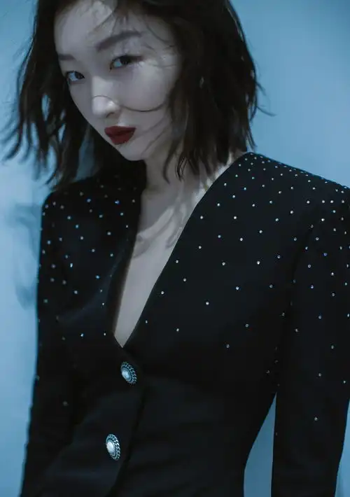 组图周冬雨着黑色短裙秀纤细美腿黑白光影中发丝微乱氛围感十足
