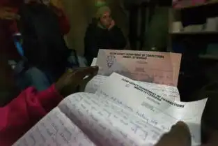 蜗居在美国繁华都市外的边缘人帐篷是豪宅