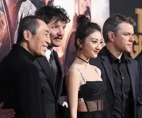 景甜穿黑镂空纱裙现身张艺谋在旁大笑
