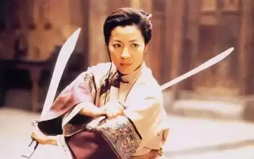 明明是富家千金,偏当拼命女侠,连成龙也敬她三分,如今却...
