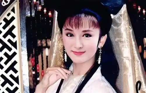 77岁老戏骨无儿无女,百岁母亲去世后发文悼念我最爱的妈妈离开了我

