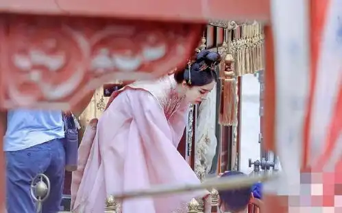 疑又演大女主,杨幂穿粉裙仙气十足,六七个工作人员簇拥好大牌
