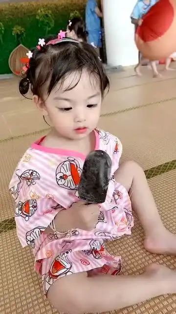 太美味了吗吃着吃着突然睁大眼睛,露出超惊讶的表情
