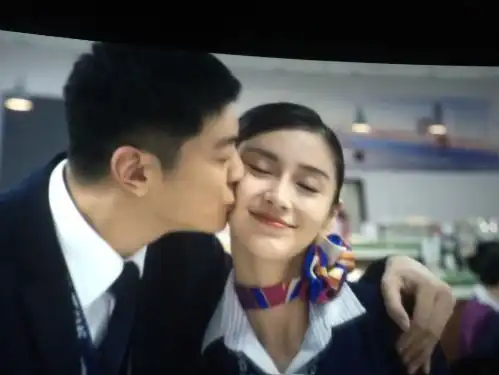 中国机长反超逆袭,杜江宠溺亲吻杨颖,杨颖虽客串但演技炸裂