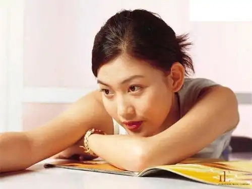 她跟谢霆锋一样也是替父还债才出道,如今35岁身家过亿
