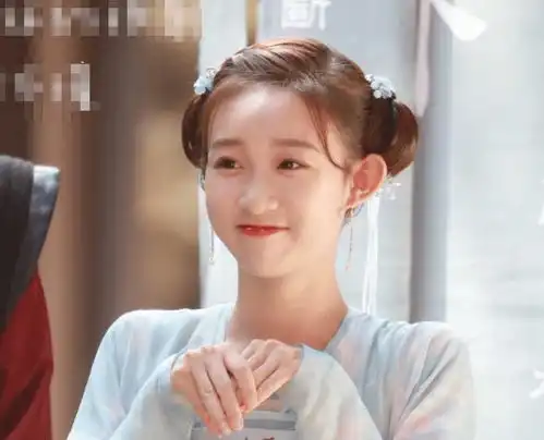 火箭少女李子璇转型当演员,古装新剧引热议满脸女团妆还染发
