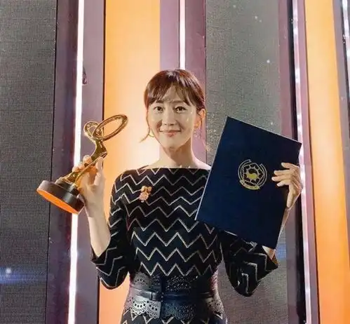 她是天桥风云的朴秀儿,50岁站稳韩圈,竹马张东健默默家中蹲
