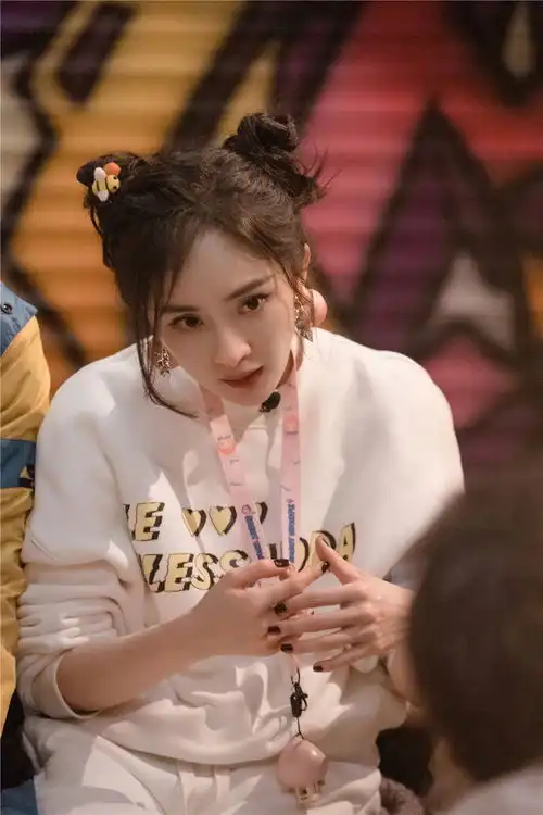 杨幂扎哪吒头率性灵动搭桃子耳饰活泼可爱