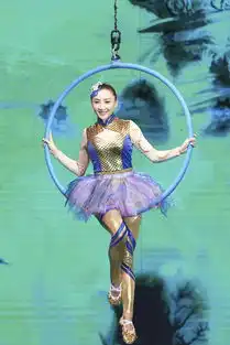 何雯娜献综艺首秀变人鱼公主挑战空中吊环
