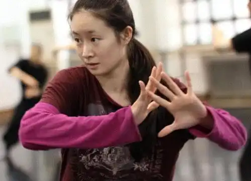 离开赵本山16年后,40岁的王小蒙王亚彬,已经走上另一条大道
