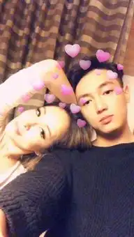 萧亚轩晒出与24岁男友黄皓亲密合照公布恋情,小鲜肉的收割机