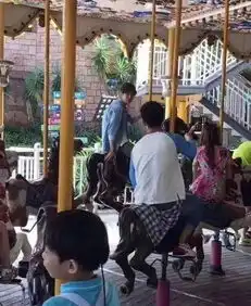 真正的甜蜜暴击鹿晗带关晓彤去游乐园,很甜很般配