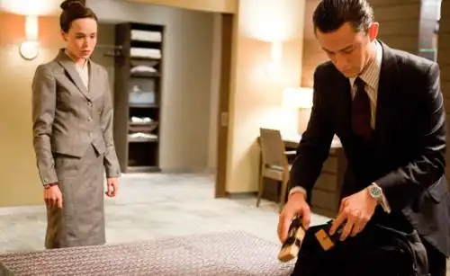 盗梦空间女主与女友结婚两年,现公布自己是非二元性别
