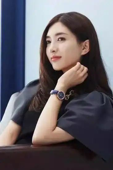 她19岁进入演艺圈,被称清纯女神,28岁与众人男神胡歌恋爱