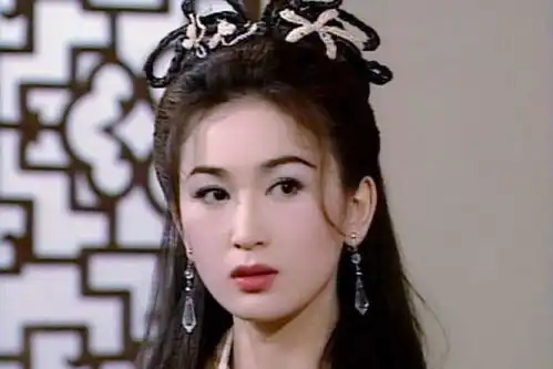 54岁温碧霞晒旧照,与刘德华刘青云青涩合影,网友30年前好前卫