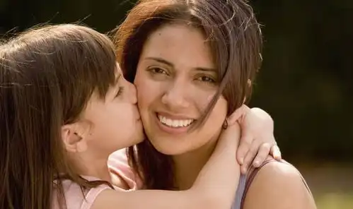 张碧晨带女儿外出被偷拍,女儿外貌还不错,网友的确女儿像爸爸
