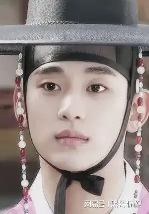 宋仲基红毯状态佳,金秀贤造型被指油腻,百想大赏引热议