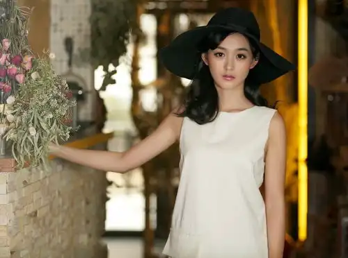 何泓姗拍戏坠马,当场不能动弹,剧方没那么严重
