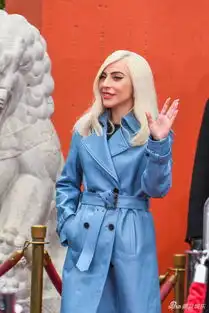 组图捧场同戏演员好莱坞留印ladygaga白发风衣抢镜
