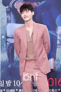 李钟硕粉色西装撩妹力100与韩孝周比双v卖萌