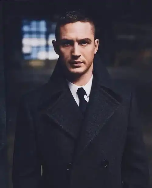 汤姆哈迪迎来44岁生日,在毒液2粉丝会秀肌肉,网友憨帅第一人