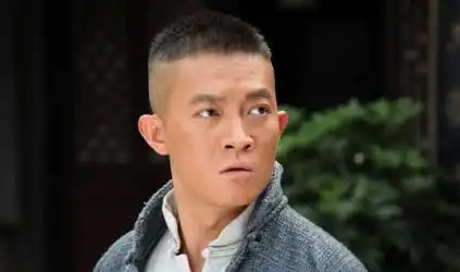 导演拍戏为省钱,让弟弟和老婆当主角,儿女当群演