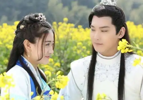 同样是穿越剧女主,赵露思成一线,梁洁接戏不断,而她获金鹰女神