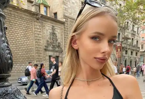 乌克兰24岁女模,在红场掀起上衣,被俄罗斯列入国际通缉名单
