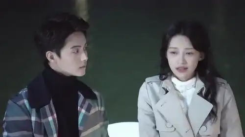 哥哥在湖中放了河灯,还亲手制作了一把梳子准备送给妹妹