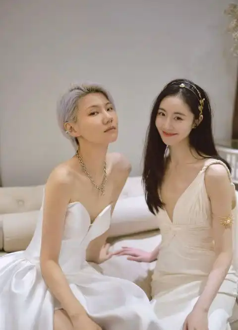 霍尊发文内容和陈露大相径庭,称母亲住院朋友欲轻生,陈露再回应