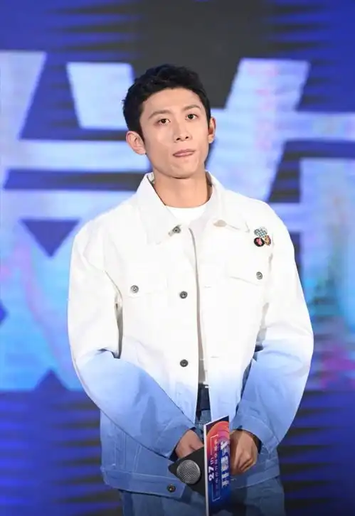 张一山李沁路透曝出,男方不受恋情风波影响,2人牵手画面有点甜
