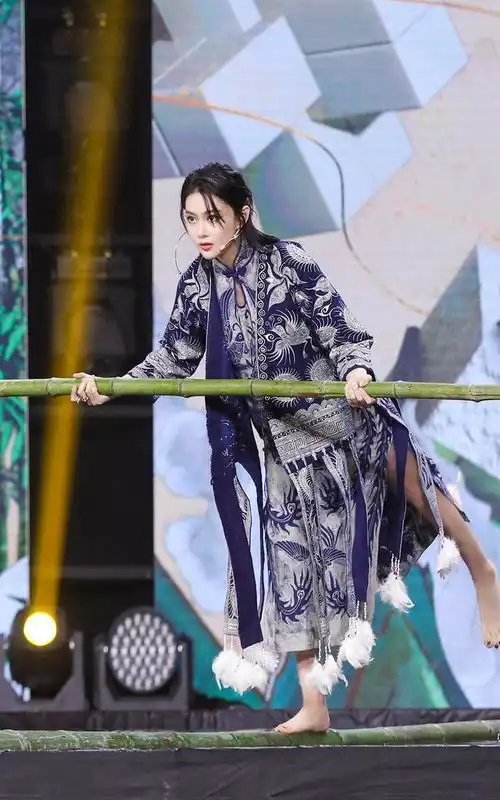 张馨予不愧是军嫂,军大衣造型上热搜,戴墨镜御姐气质太绝了