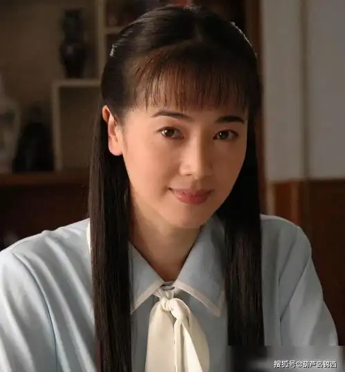 左小青全家照曝光,与大二十岁丈夫形同父女,女儿真是个美人坯子