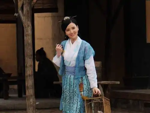 张萌陪女儿出国参加夏令营,学费近两万,小小萌富养长大却很懂事
