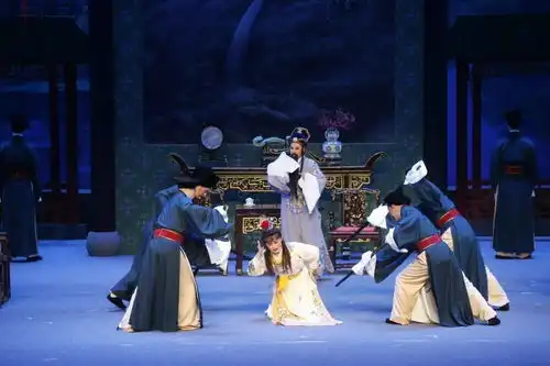 岁末巡演一颗颗越剧皇冠上的明珠点亮剧场,温暖观众