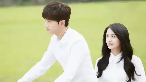 微微一笑很倾城微微在食堂偷看肖奈,都没心思吃饭了,甜炸