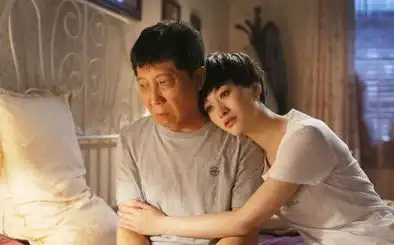 女子真人讲述与离异的父亲同住毁了我

