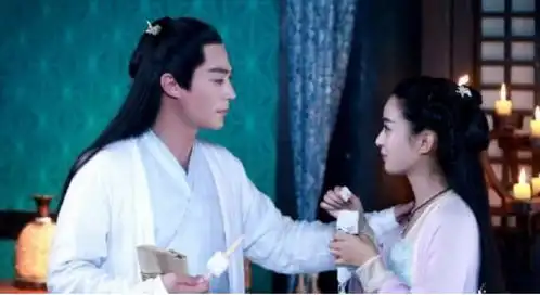 明星拍戏解暑小妙招戚薇吃冰块,林更新喜欢小电扇,最后一个真绝了