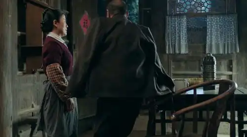 鸡毛飞上天看到巧姑带着陈大光偷偷的进屋,陈金水赶紧把他们叫了出来